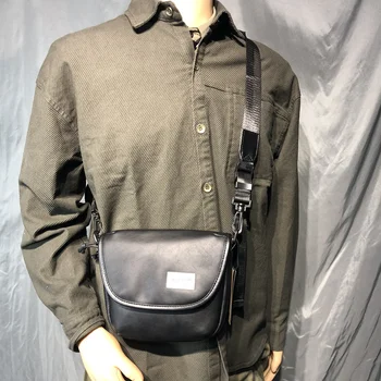 How2play Módne pánske outdoorové mäkké PU kožené pánske taška Módu flip jednoduchý malý batoh Japonských a kórejských sedlo messenger